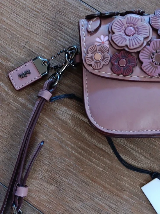 Coach Dusty Rose Tea Rose Clutch With Handtag - Picture 3 of 16
